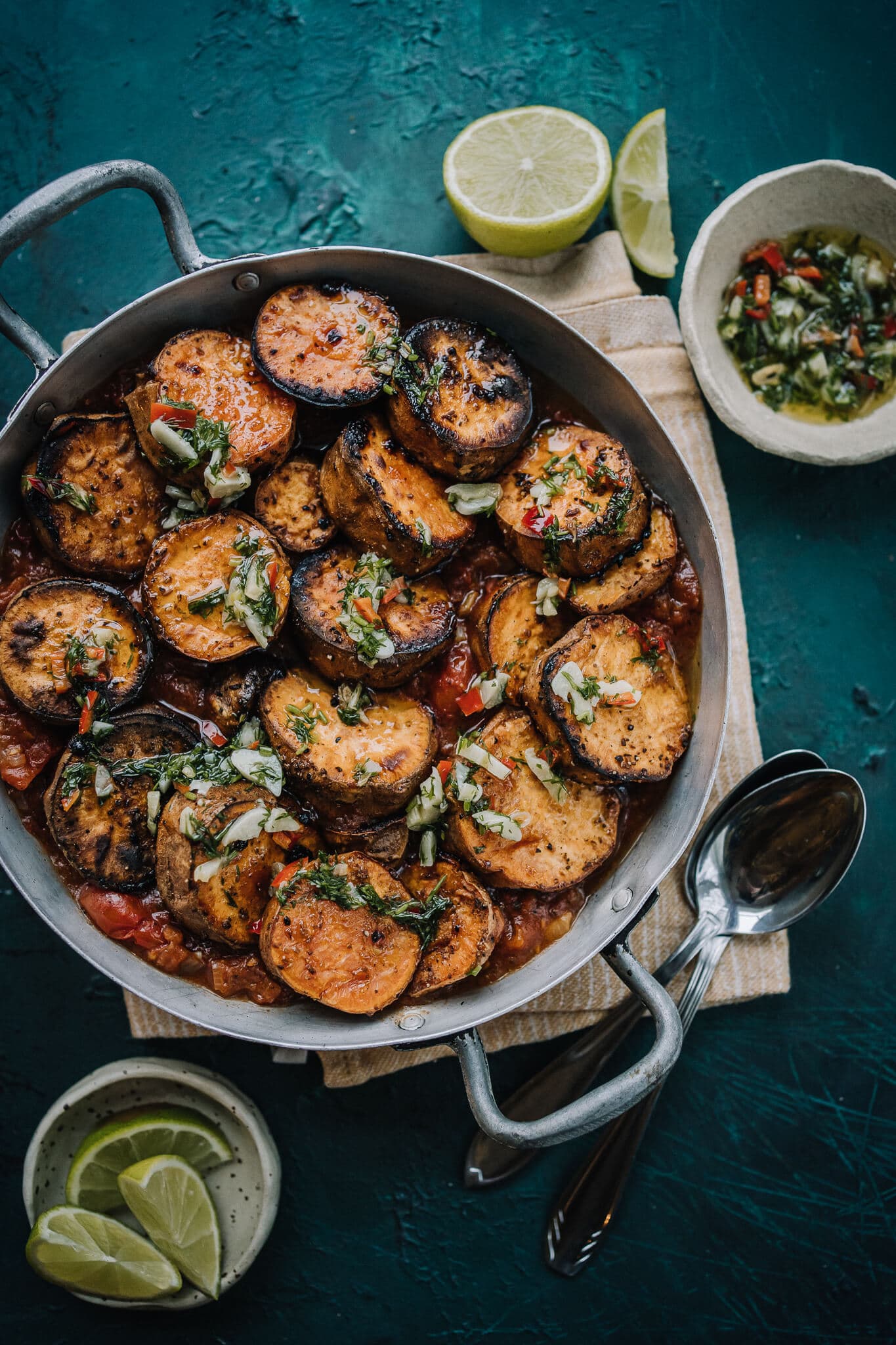 Annoskuva reseptille paahdettu bataatti kardemumma-tomaattikastikkeessa