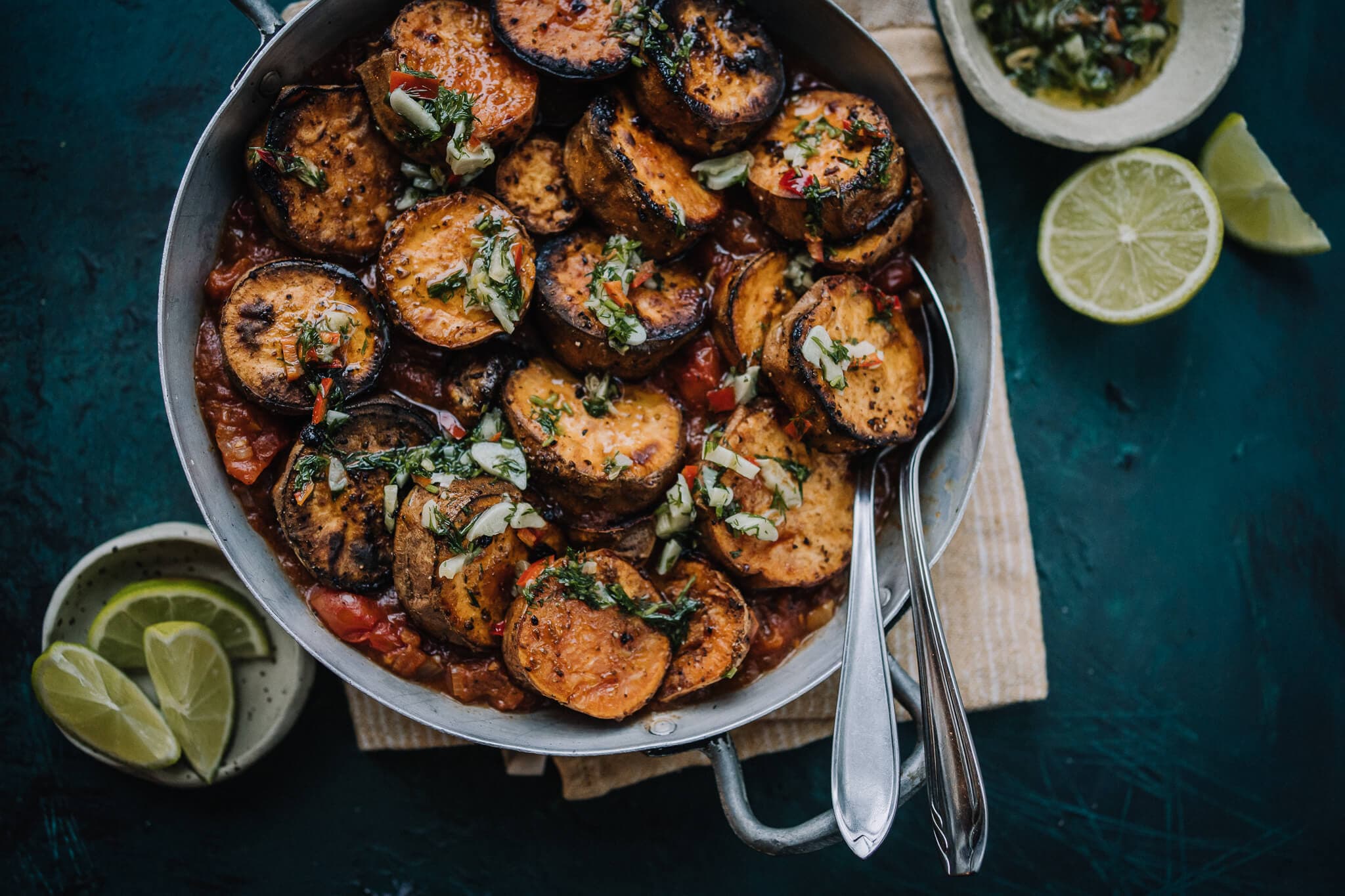 Annoskuva reseptille paahdettu bataatti kardemumma-tomaattikastikkeessa