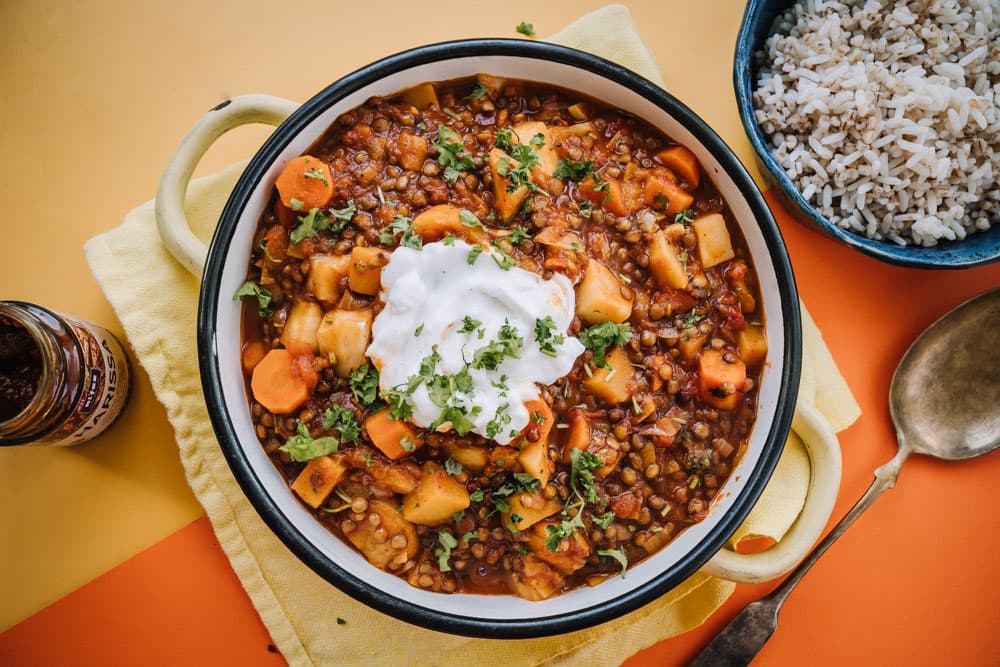 Annoskuva reseptille harissalla maustettu linssi-juurespata