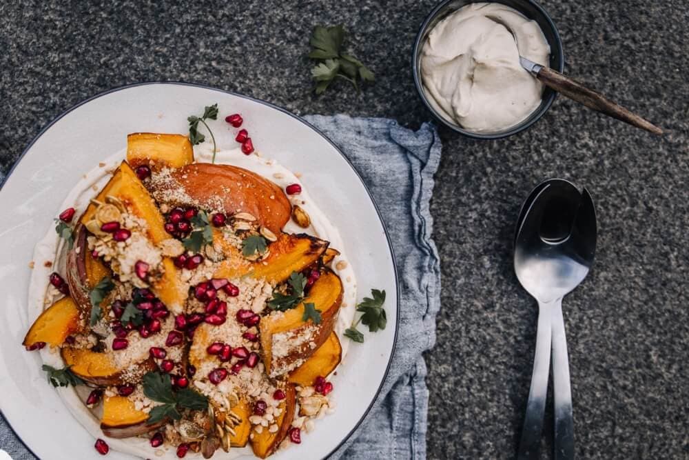 Annoskuva reseptistä paahdetut kurpitsalohkot ja miso-cashewkastike kategorialle kastikkeet