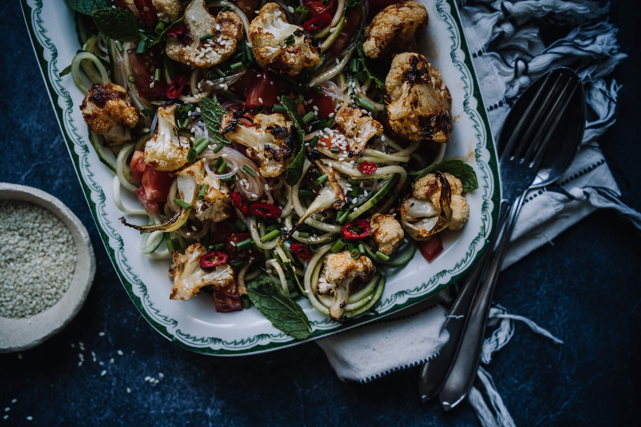 Annoskuva reseptistä kolmen nuudelin salaatti gochujang-kukkakaalilla kategorialle resepti