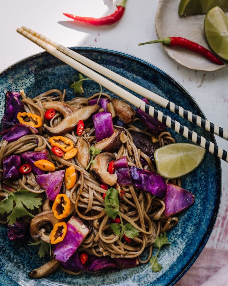 Annoskuva reseptille punakaalinuudelit siitakesienillä