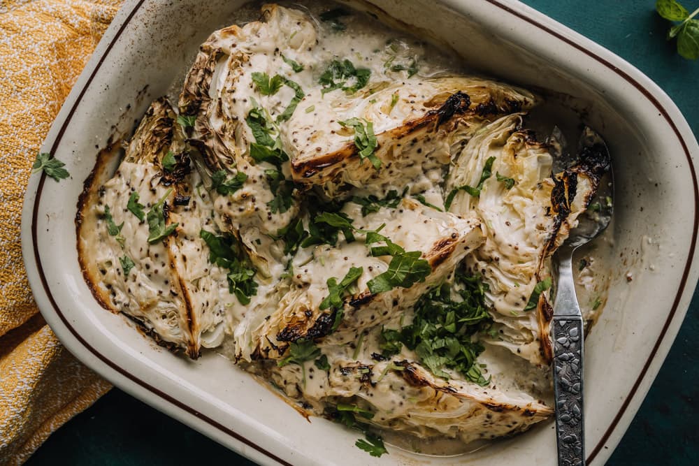 Annoskuva reseptistä dijon-kermassa haudutettu varhaiskaali kategorialle lisukkeet