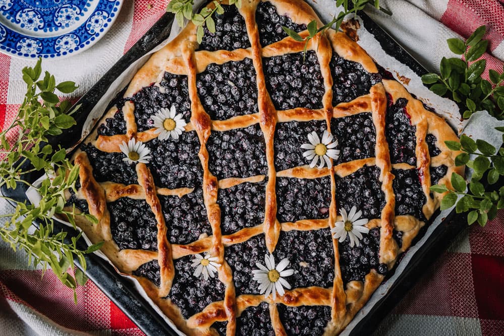 Annoskuva reseptistä mustikkapiirakka pullapohjalla kategorialle makeat leivonnaiset